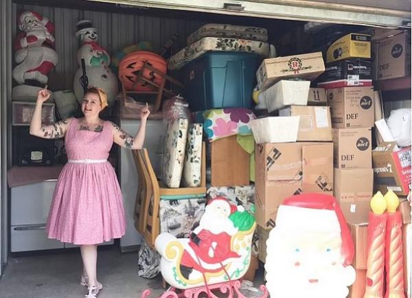 تتقمص شخصية ربة منزل من خمسينيات القرن العشرين بكل تفاصيلها